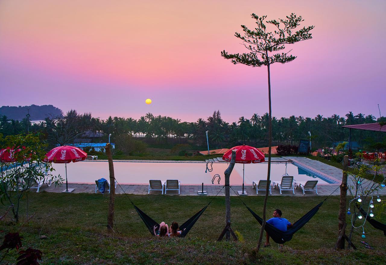 Lover View Pool Bar & Bungalows Hotel Ngwesaung Exterior photo